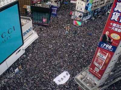 La governatrice di Hong Kong Lam apre al dialogo