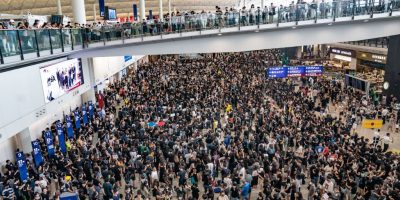 Hong Kong: manifestazioni in aeroporto, cancell...