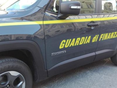 Arrestato dipendente che si assentava da lavoro per la piscina