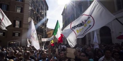 Striscione pro Conte premier nella piazza di Mo...