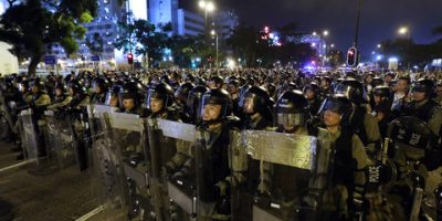 Hong Kong, arrestati 36 manifestanti tra loro u...