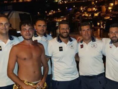 La storia del 28enne addormentato sul materassino potrebbe essere una fake news