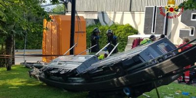 Si rovesciano le carrozze del trenino, 7 feriti...