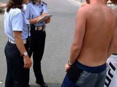 Passeggia a torso nudo ad Agropoli, 250 euro di multa