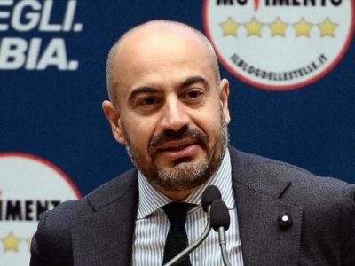 Paragone: “Io mai con la Boschi, piuttosto lascio il M5S”