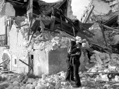 La luce sotto le macerie: Pescomaggiore, ecovillaggio autocostruito