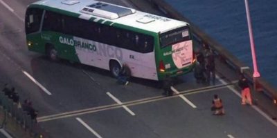 Uomo sequestra un bus con 37 persone a Rio, abb...