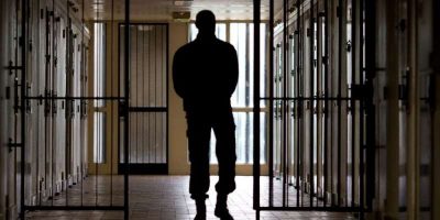 Agente ostaggio di due stranieri minacciato con...