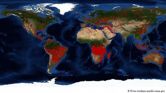 cartina con cambiamenti climatici nel mondo, smile for future