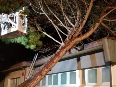 Il maltempo nelle Marche con trombe d’aria e treni fermi