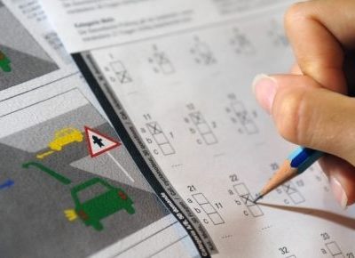 Con l’auricolare a sostenere la teoria di guida, scoperto e denunciato