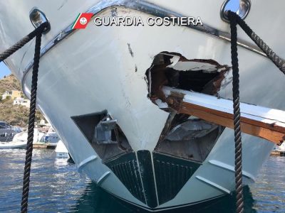 Eolie: scontro tra traghetto e yacht, 5 feriti di cui uno grave