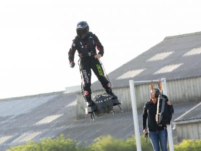 L’uomo volante, Franky Zapata, è riuscito a sorvolare la Manica sul flyboard