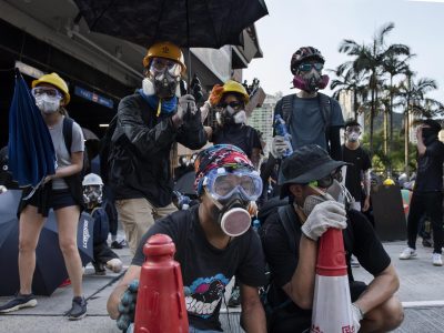 Video: i manifestanti di Hong Kong affrontano senza paura i gas lacrimogeni