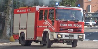Brindisi e Nuoro, incendiate auto a due maresci...