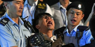 Scatta la repressione a Hong Kong, marcia cance...