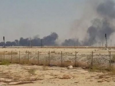 Attacchi alle raffinerie saudite, produzione dimezzata