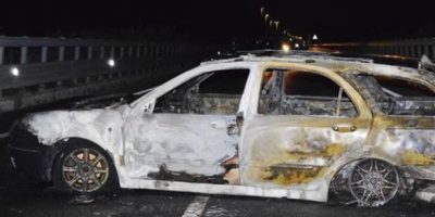 Commando assalta gioielleria, poi dà fuoco all&...