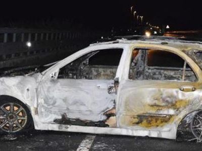 Commando assalta gioielleria, poi dà fuoco all’auto usata per la fuga
