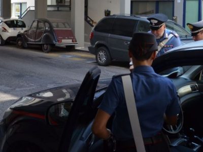 Aggredito e accoltellato in un giardinetto a Monza: 27enne è grave