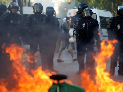 Parigi, disordini dei  black bloc alla marcia per il clima: 160 fermati