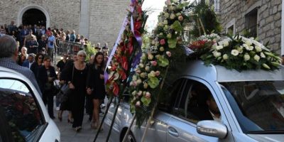 Folla commossa ai funerali dell’attore Fr...