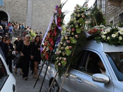 Folla commossa ai funerali dell’attore Franco Columbu