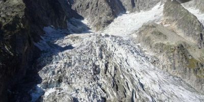 Allarme sul Monte Bianco: un ghiacciaio a risch...