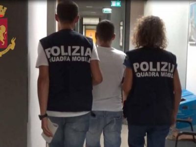 Ferma un’auto di notte chiedendo aiuto, poi violenta per ore una trentenne