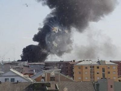 Trezzano, incendio in un capannone: tre feriti, uno è grave