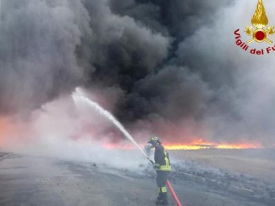 Violento incendio ad Avellino, il prefetto: “Stato d’emergenza”