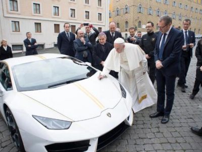 Asta benefica da 900 mila euro per la Lamborghini autografata dal Papa
