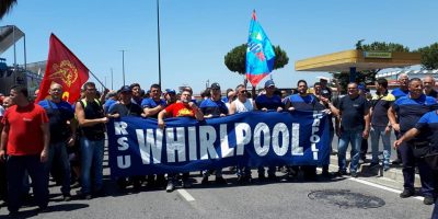 Whirpool, la protesta degli operai blocca lR...