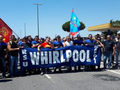 Whirpool, la protesta degli operai blocca l’autostrada