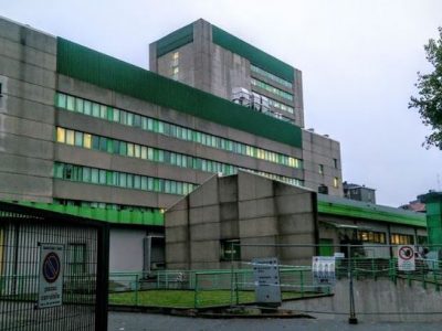 Le tolgono lo stomaco per errore: due chirurghi alla sbarra