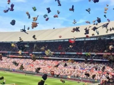 Bimbi malati di cancro allo stadio con i tifosi olandesi: il video