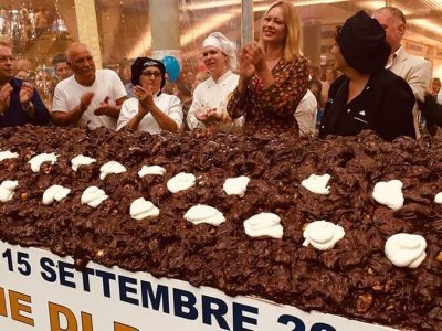 A Latina il profiterole più grande del mondo: pesa 430 kg