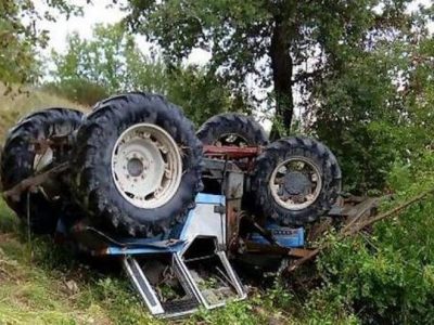 A 21 anni muore schiacciato dal trattore che si ribalta