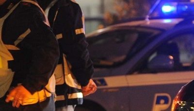 Accoltella uno dei poliziotti che tenta di impedirgli il suicidio