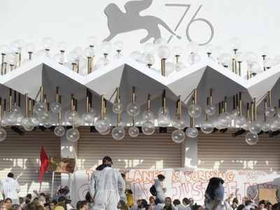 Ambientalisti occupano il red carpet della Mostra d’Arte cinematografica