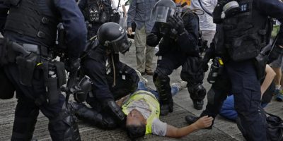 Cannoni ad acqua e lacrimogeni la polizia cerca...