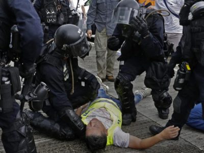 Cannoni ad acqua e lacrimogeni la polizia cerca di fermare le proteste