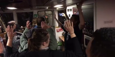 Attivisti Greenpeace fermati e trattenuti dalle...