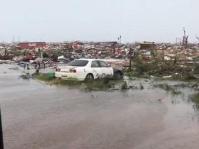 L’uragano Dorian si avvicina alla Florida, dietro di se un paesaggio di distruzione