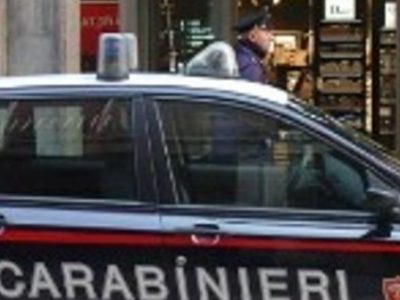 Marocchino cerca di strangolare barista, di investire i clienti e sperona auto carabinieri