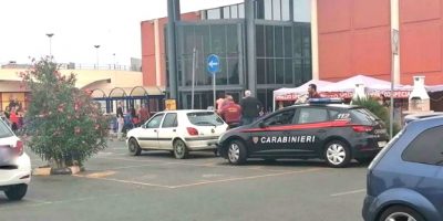 Lascia la bimba in auto e va a fare la spesa, d...