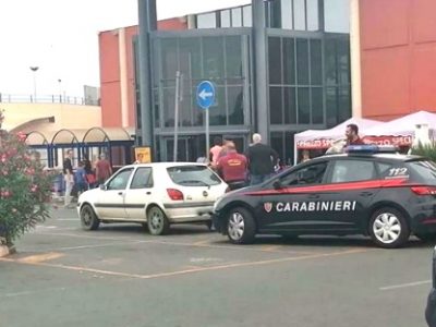 Lascia la bimba in auto e va a fare la spesa, denunciato