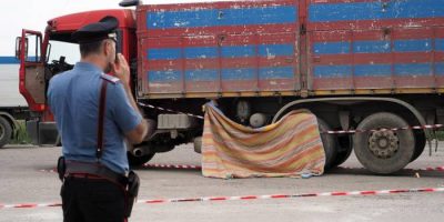 Camionista investe volontariamente e uccide un ...