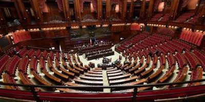 Governo, oggi voto alla Camera fra proteste e p...