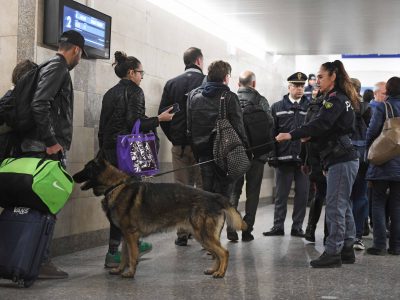 Fermata in aeroporto con cento grammi di eroina nello stomaco